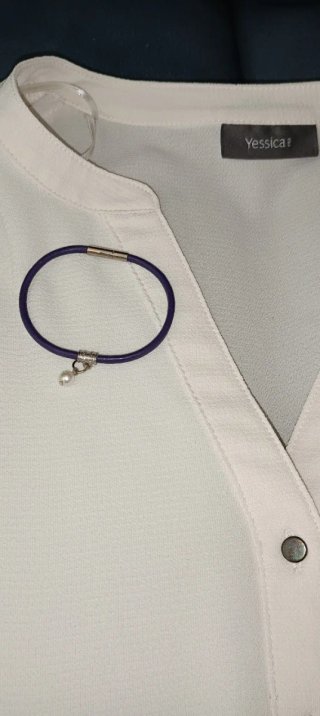Blusa blanca manga larga talla L y pulsera cuero.