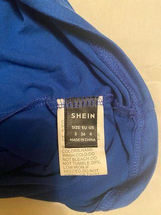 Top azul con tiras