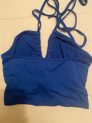 Top azul con tiras