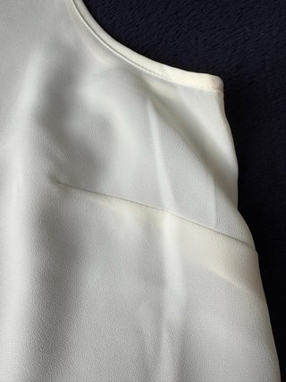Blusa beige sin mangas para mujer