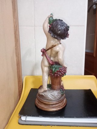 Figura Putto con uvas y barril