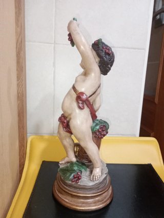 Figura Putto con uvas y barril