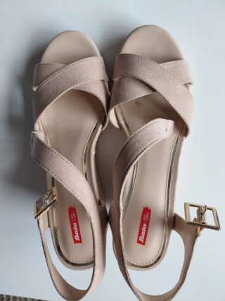 Sandalias cuña Bata beige y doradas