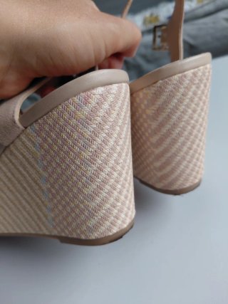 Sandalias cuña Bata beige y doradas