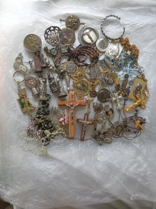 Lote de artículos religiosos: rosarios y cruces