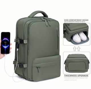 Mochila de viaje verde con compartimentos.