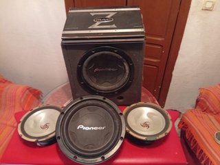Subwoofer Pioneer y 3 altavoces coche Negociable