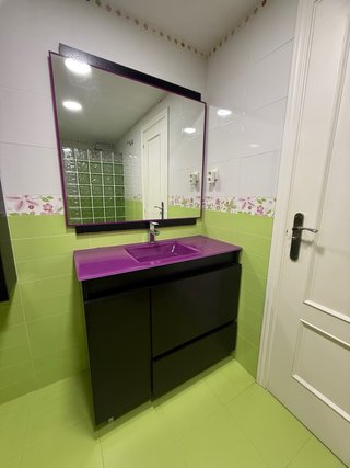 Mueble de baño moderno morado y marrón