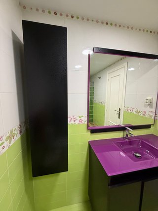 Mueble de baño moderno morado y marrón