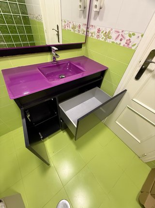 Mueble de baño moderno morado y marrón