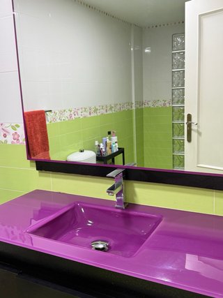 Mueble de baño moderno morado y marrón