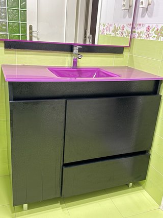 Mueble de baño moderno morado y marrón