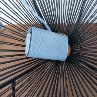 Bolso de mano azul Primark con cadena