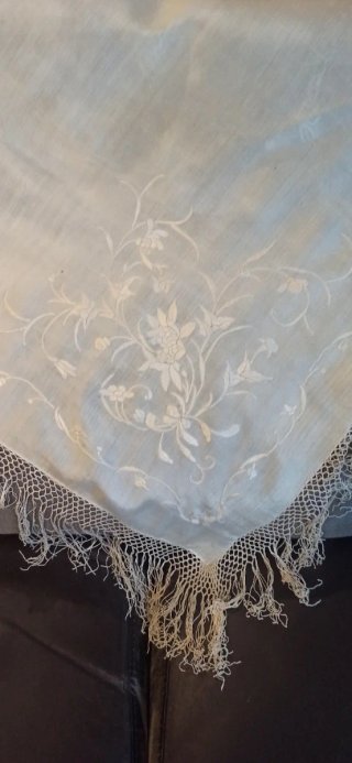 Mantón Manila antiguo para bebé o niña S. XIX.