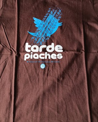 Camiseta "Tarde Piaches" de Rei Zentolo