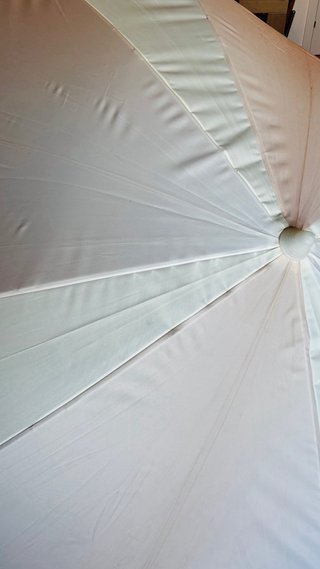 Sombrilla de playa beige y blanco