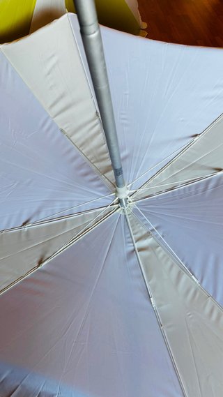 Sombrilla de playa beige y blanco