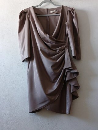 Vestido de fiesta marrón y dorado