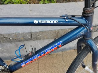 Bicicleta de montaña azul