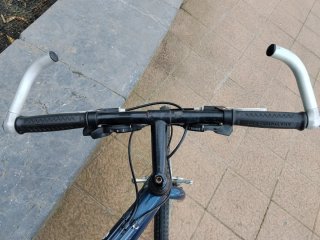 Bicicleta de montaña azul