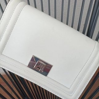 Bolso blanco Stradivarius con cadena