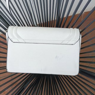 Bolso blanco Stradivarius con cadena