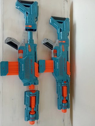 Dos pistolas Nerf, ELITE 2.0 ECHO