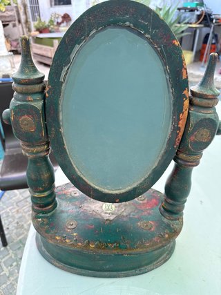 Espejo de tocador antiguo decorado.