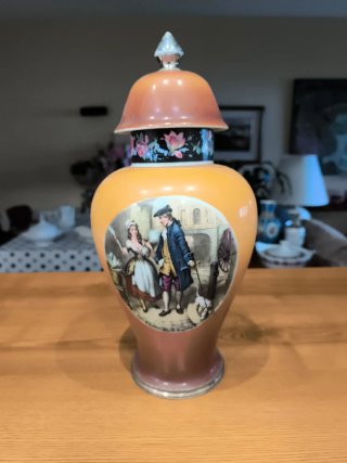 Jarrón de porcelana con escena pintada