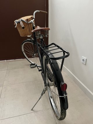 Bicicleta holandesa de paseo con cesta mimbre