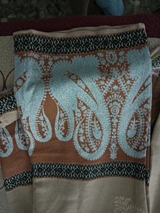 Traje de pantalón y kimono de cachemir beige y azu