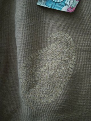 Traje de pantalón y kimono de cachemir beige y azu