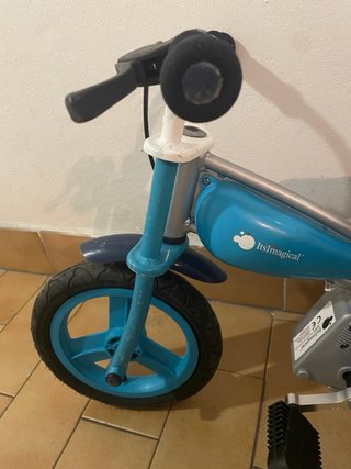 Bicicleta infantil azul con pedales extraíbles