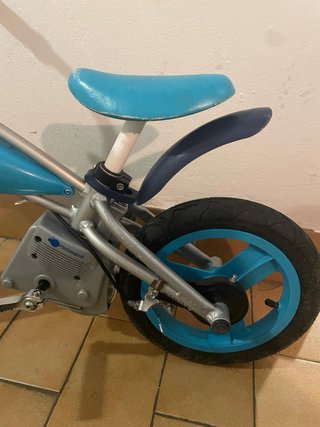 Bicicleta infantil azul con pedales extraíbles