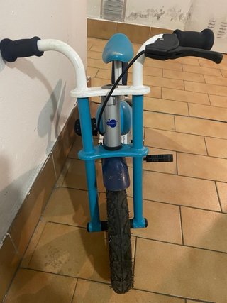 Bicicleta infantil azul con pedales extraíbles