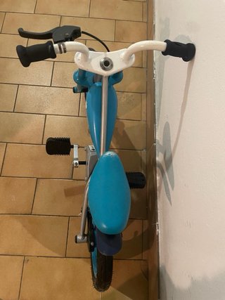 Bicicleta infantil azul con pedales extraíbles