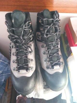 Botas de montaña grises y negras