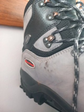 Botas de montaña grises y negras