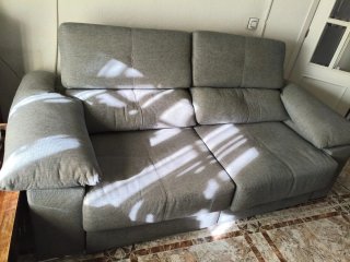 Sofá de tela gris seminuevo