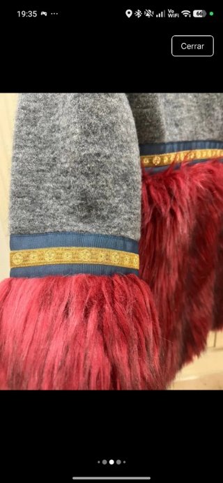 Chaqueta pelo gris y rojo