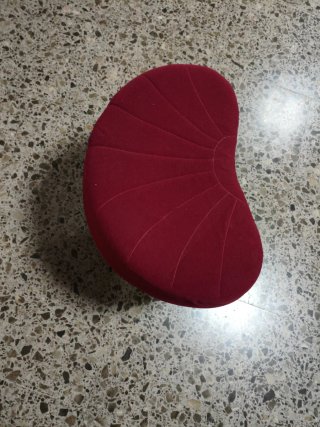 Reposapiés acolchado de terciopelo rojo