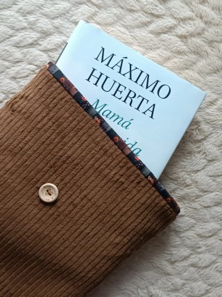 Funda de libro acolchada de pana marrón