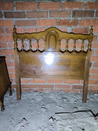 Cabeceros de madera + mesita de noche
