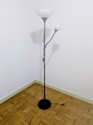 Lámpara de pie, negra, doble luz, moderna.