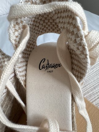 Alpargatas cuña Castaner talla 37. Doradas y crema