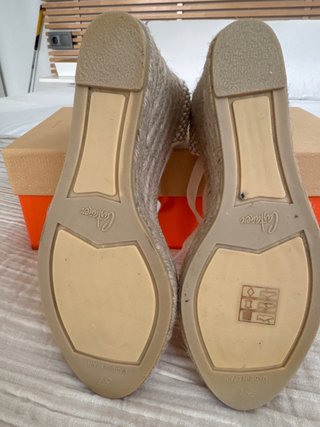 Alpargatas cuña Castaner talla 37. Doradas y crema