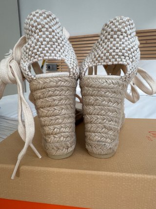 Alpargatas cuña Castaner talla 37. Doradas y crema