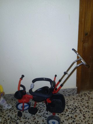 Triciclo infantil rojo y negro