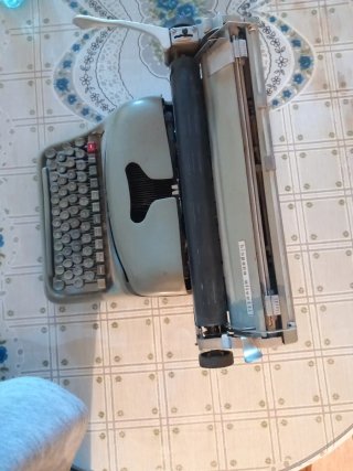 Máquina de escribir Hispano Olivetti