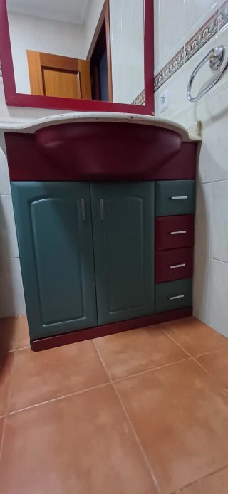 Mueble de baño verde y rojo